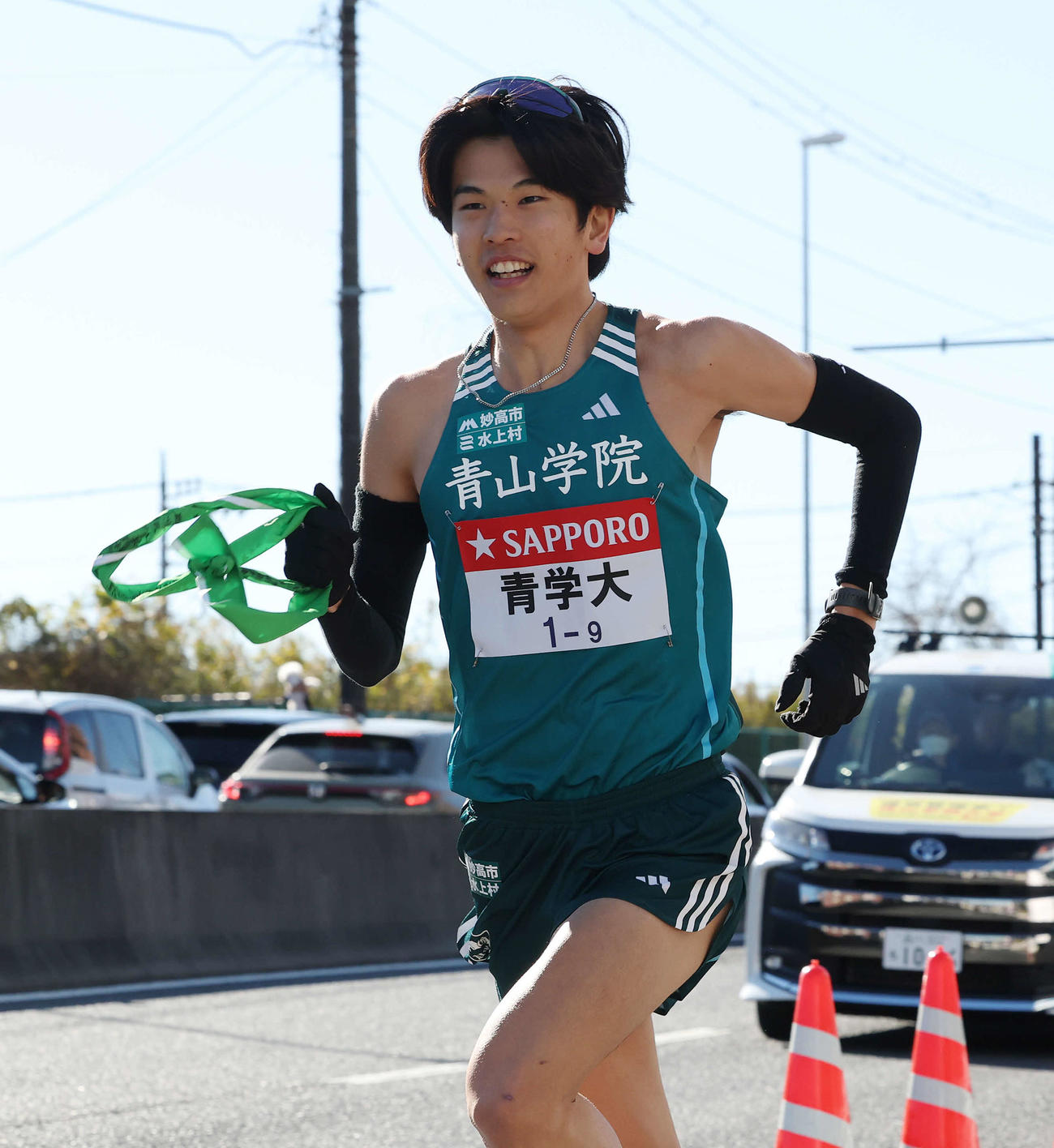 戸塚中継所でタスキを受け駆け出す青学大9区佐藤（撮影・宮地輝）