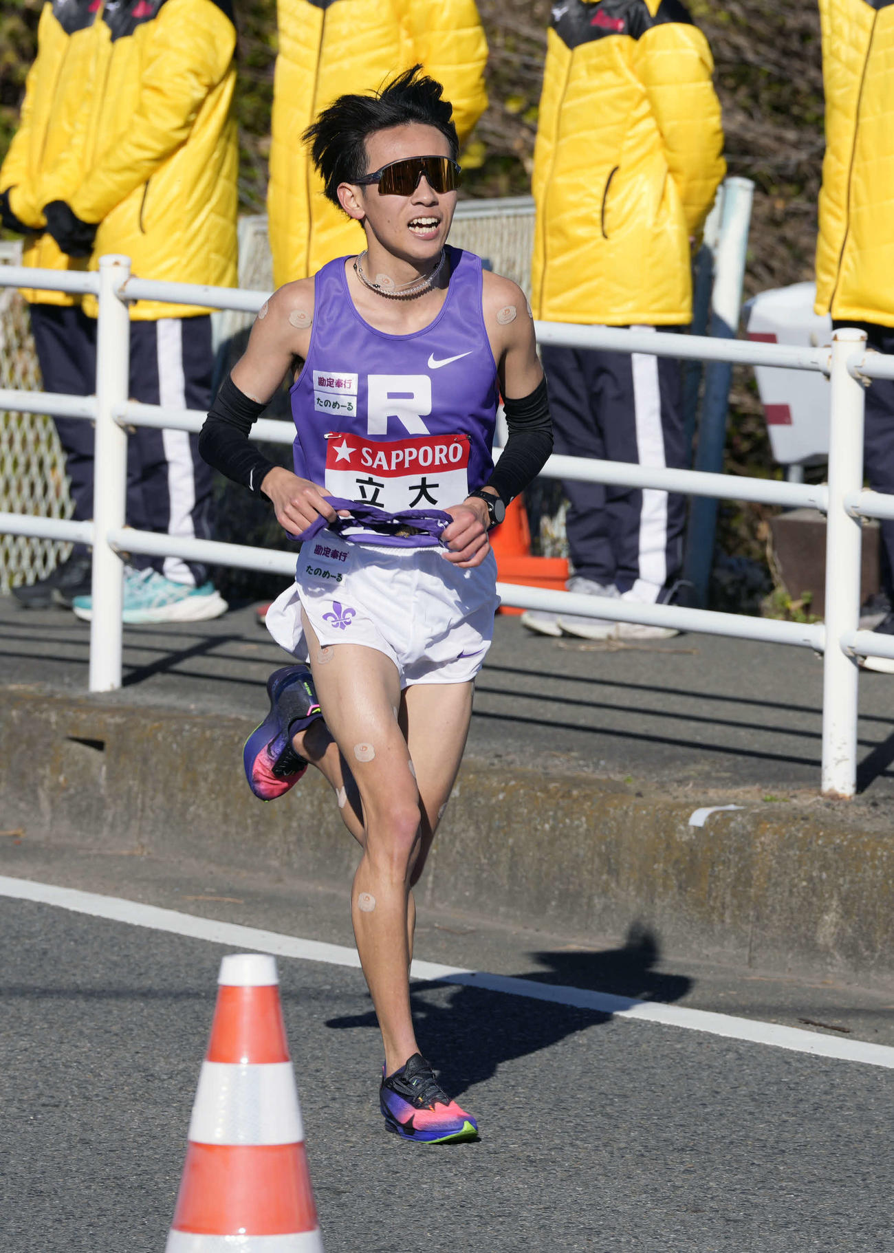 平塚中継所に向かう立大7区小倉（撮影・小島史椰）