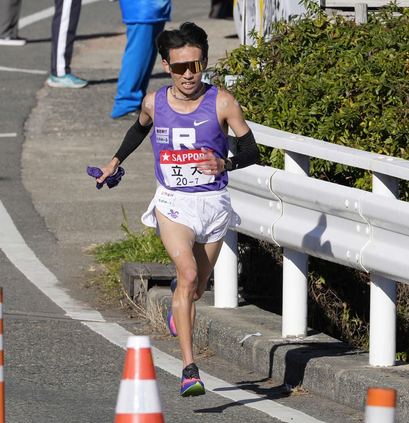 平塚中継所に向かう立大7区小倉（撮影・小島史椰）