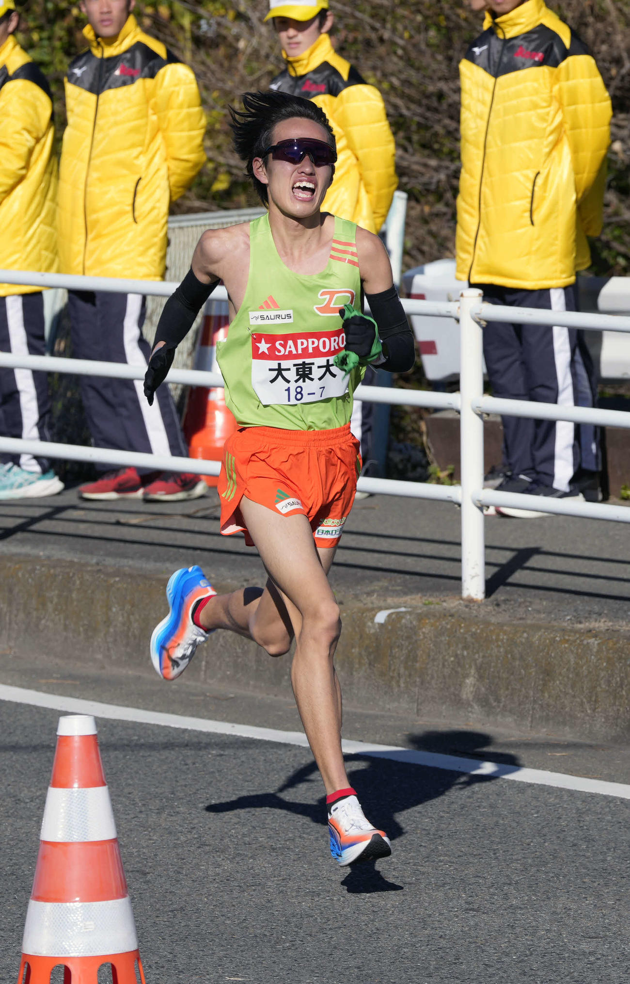 平塚中継所に向かう大東大7区中沢（撮影・小島史椰）