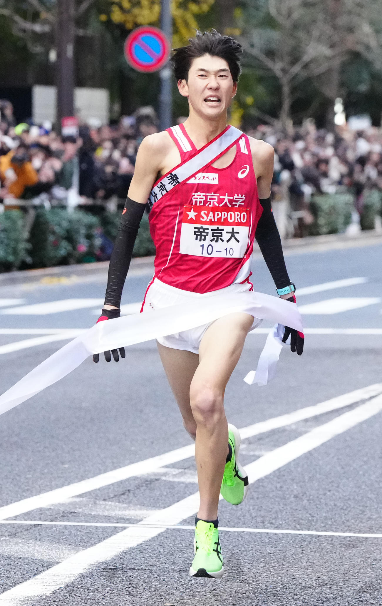箱根駅伝総合9位でゴールする帝京大10区鎗田（撮影・江口和貴）