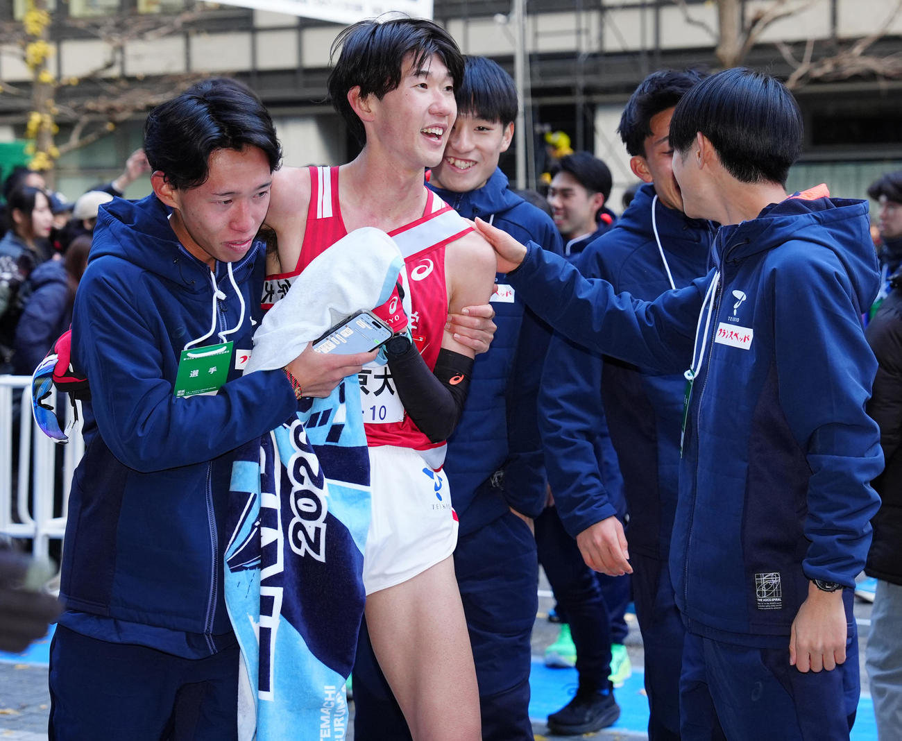 シード権を獲得し、笑顔で引き揚げる帝京大・鎗田（左から2人目）（撮影・鈴木みどり）