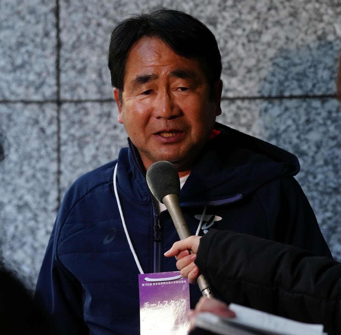 取材に応じる帝京大・中野監督（撮影・鈴木みどり）