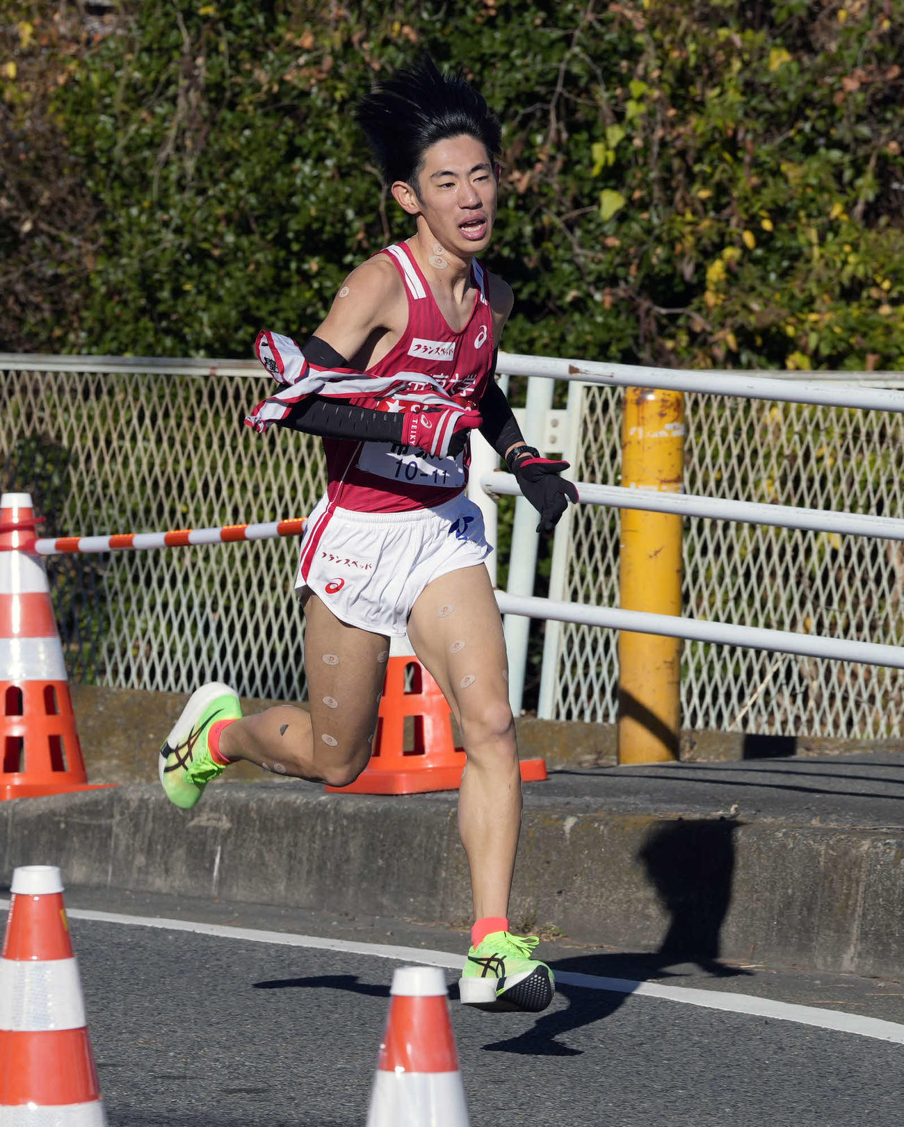 平塚中継所に向かう帝京大7区柴戸（撮影・小島史椰）