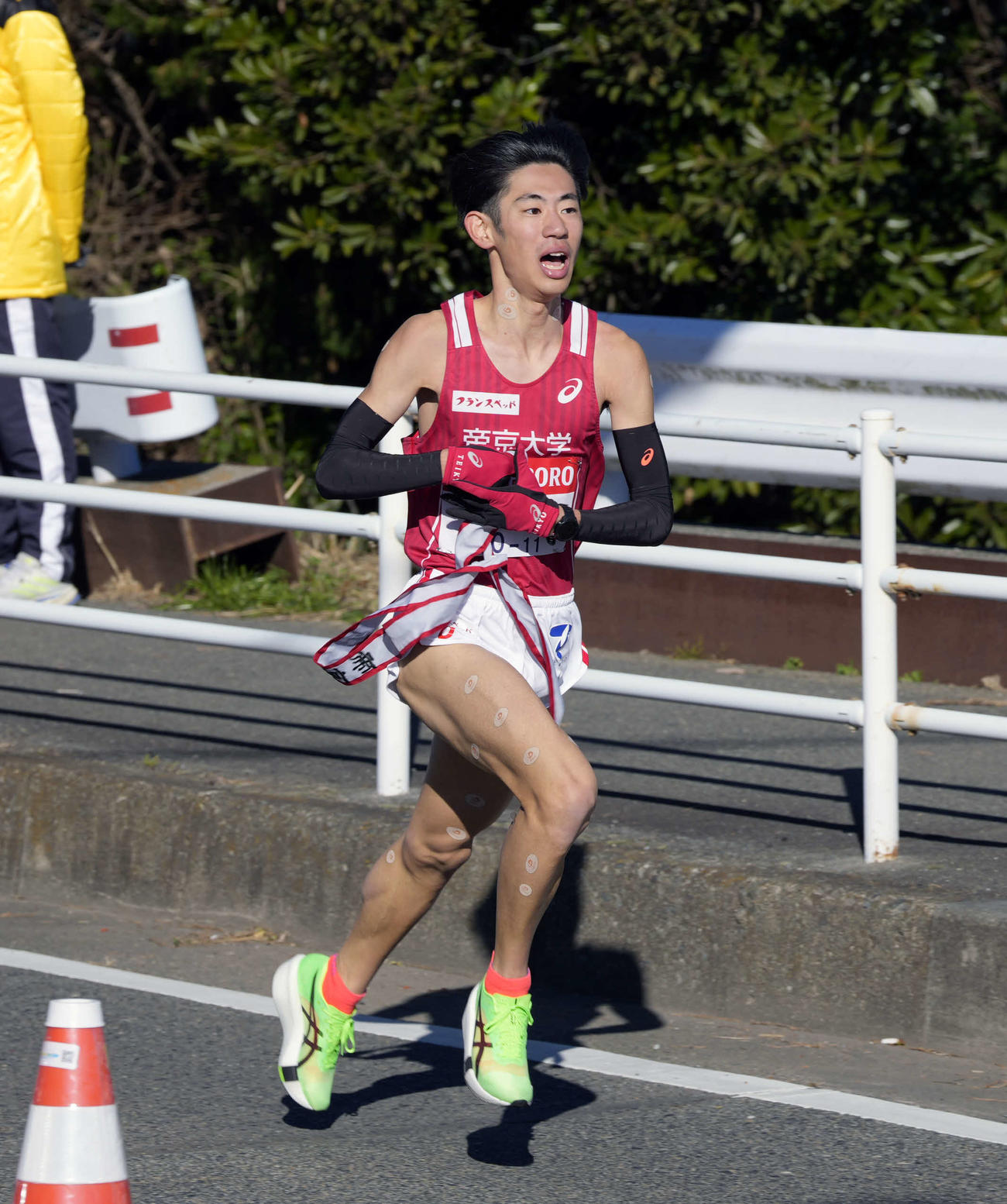 平塚中継所に向かう帝京大7区柴戸（撮影・小島史椰）