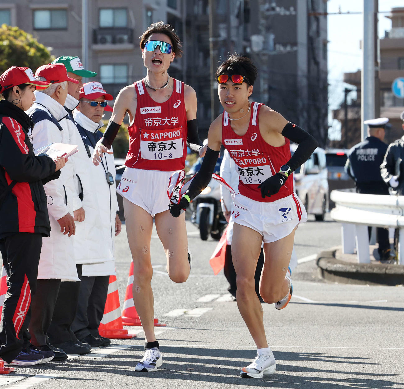戸塚中継所で帝京大8区松井（左）は9区尾崎にタスキをつなぐ（撮影・宮地輝）