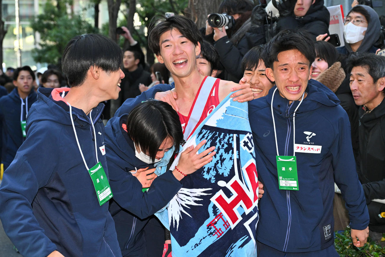 総合9位でゴールしチームメートと喜ぶ帝京大10区鎗田（中央）（撮影・滝沢徹郎）