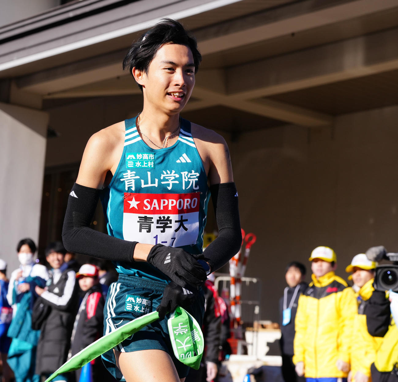 小田原中継所を出発する青学大7区佐藤（撮影・鈴木みどり）