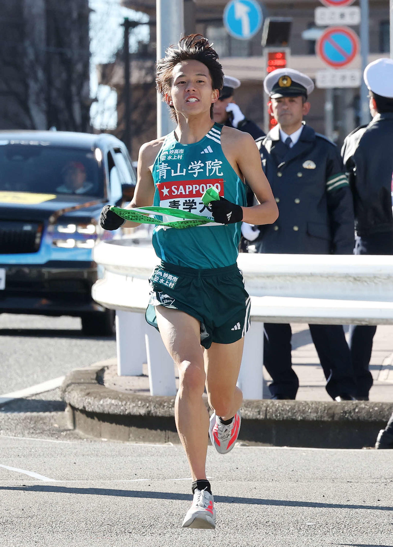 戸塚中継所にトップで駆け込む青学大8区塩出（撮影・宮地輝）