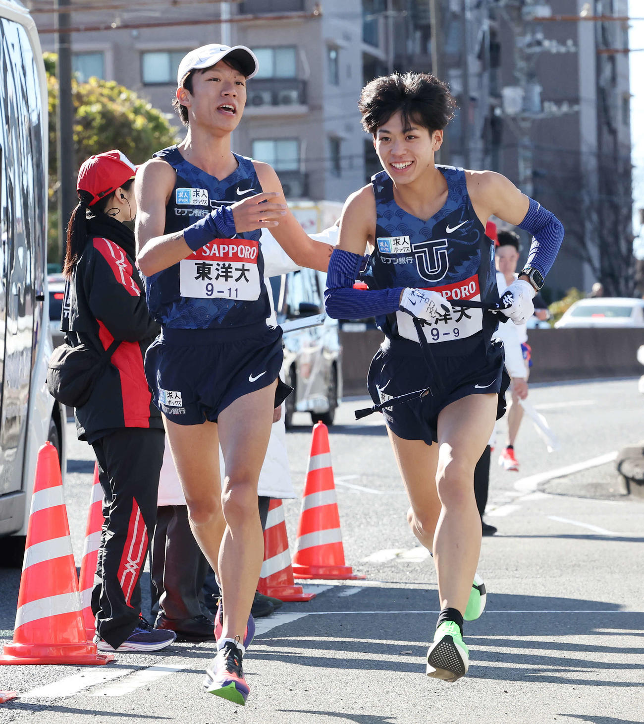 戸塚中継所で東洋大8区網本（左）は9区久保田にタスキをつなぐ（撮影・宮地輝）