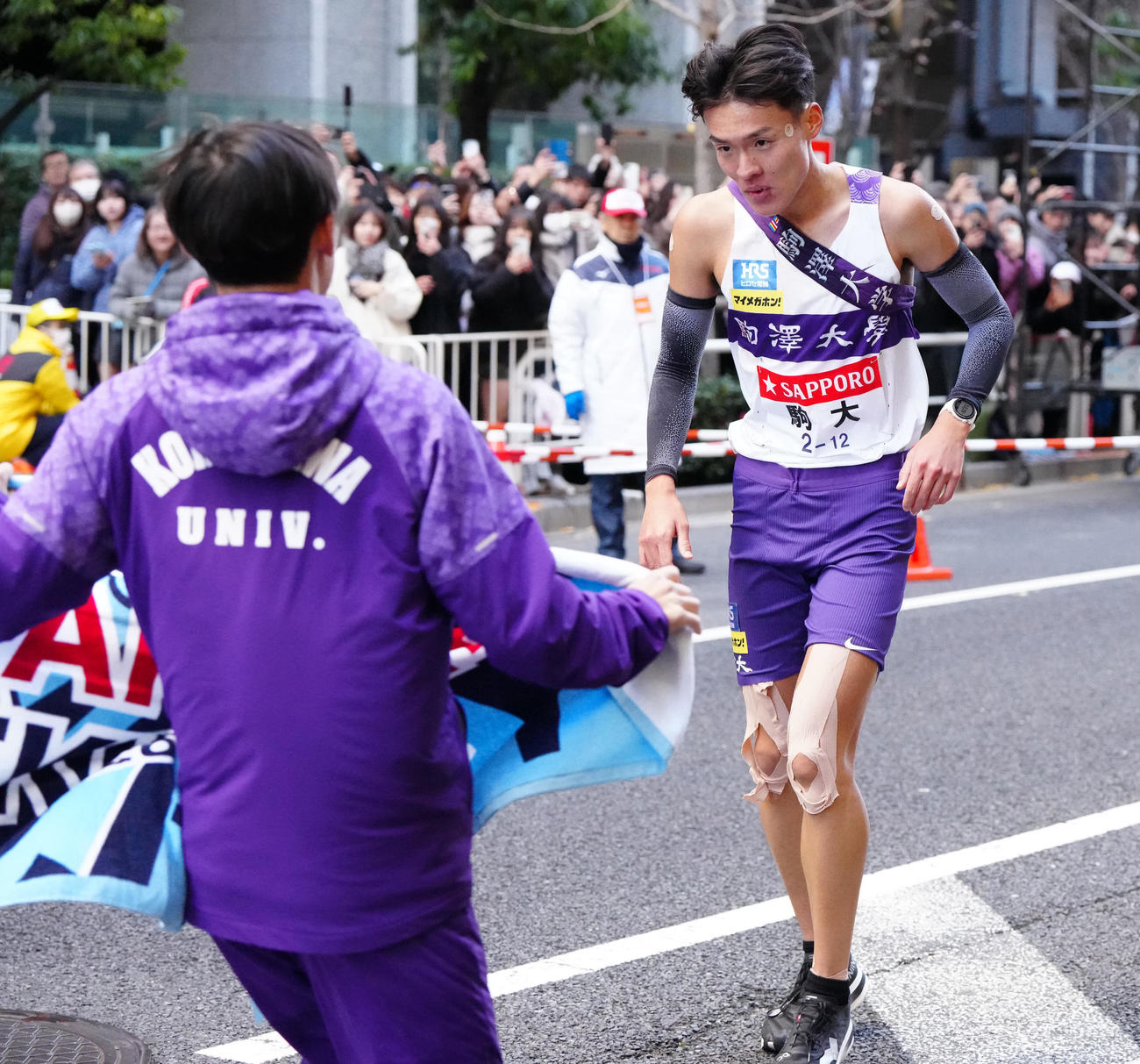 箱根駅伝総合6位でゴールした駒大10区佐藤（右）（撮影・江口和貴）
