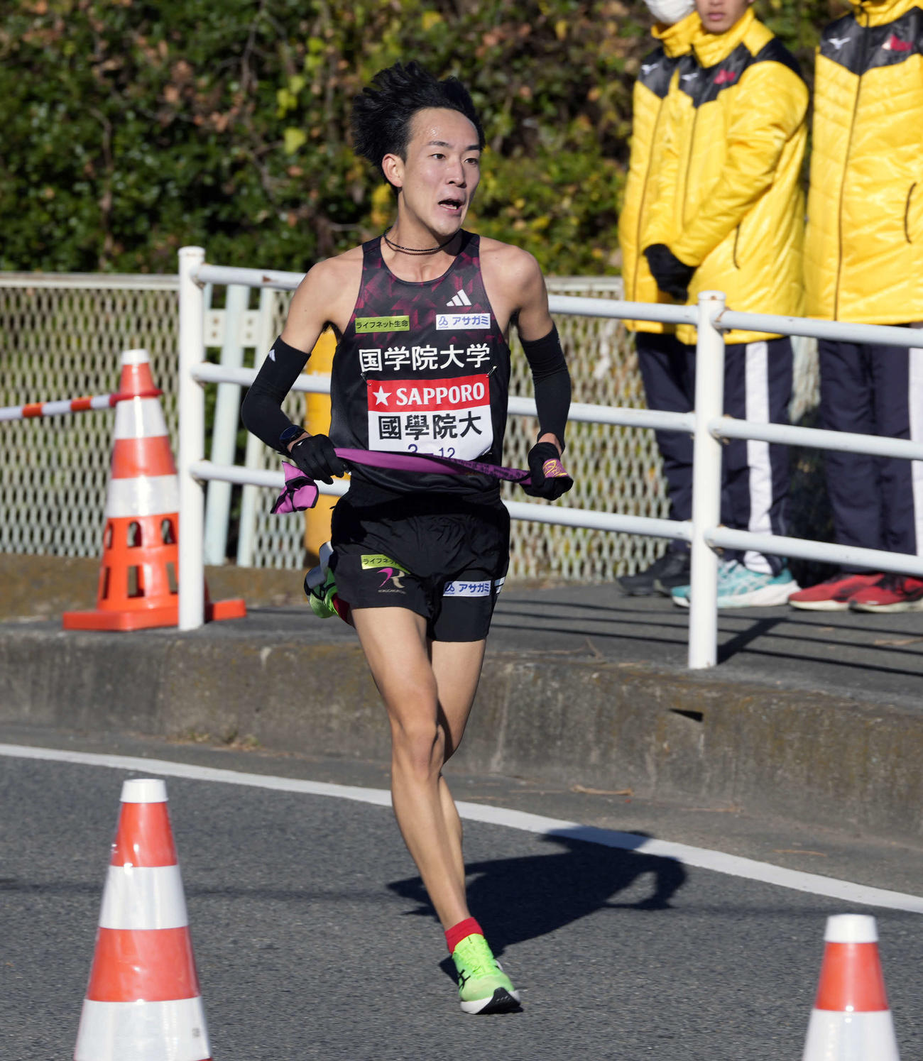 平塚中継所に向かう国学院大7区高山（撮影・小島史椰）