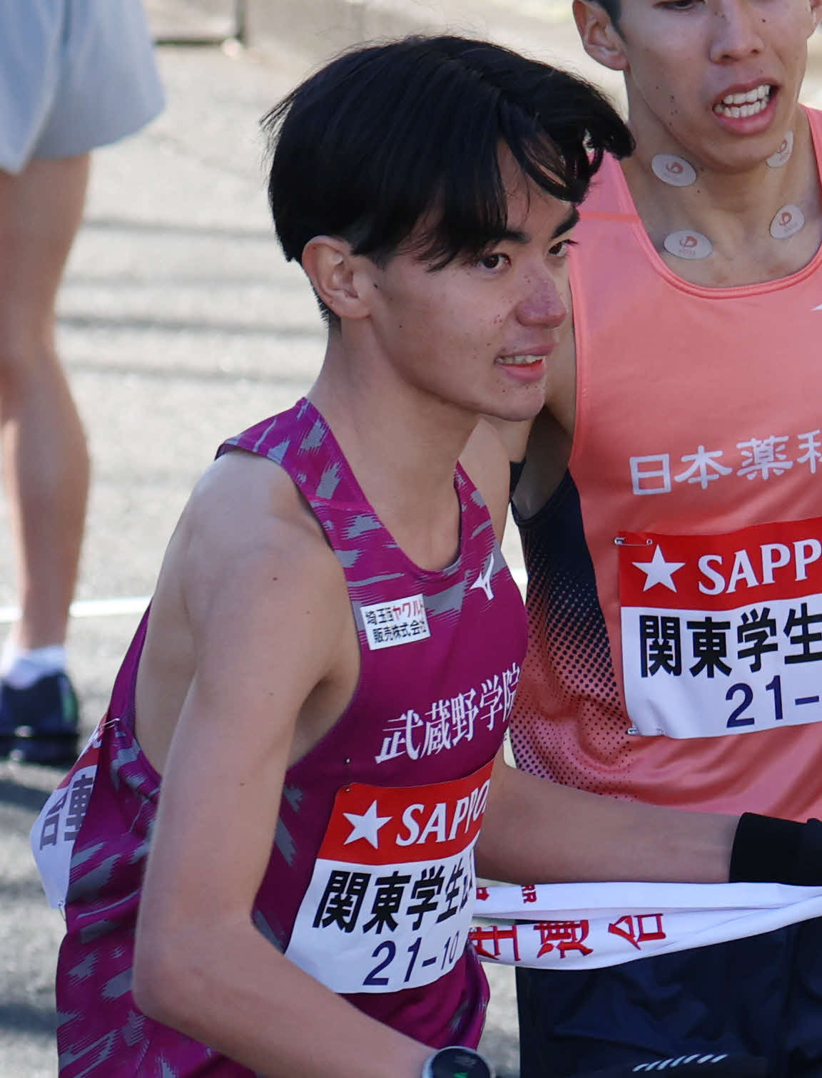 鶴見中継所でタスキを受け取り走り出す関東学生連合チーム武蔵野学大10区佐野（撮影・増田悦実）