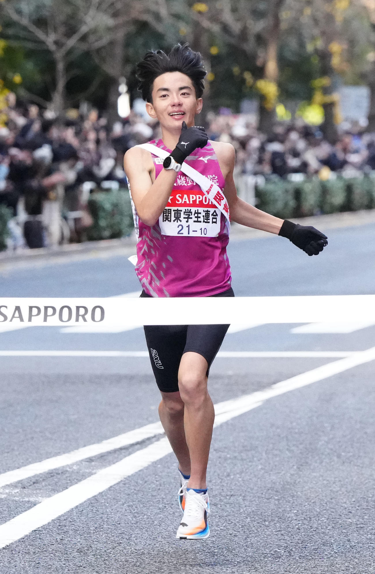 「イイじゃんポーズ」でゴールするM！LK佐野勇斗と同姓同名の関東学生連合10区の武蔵野学院大・佐野颯人（撮影・江口和貴）