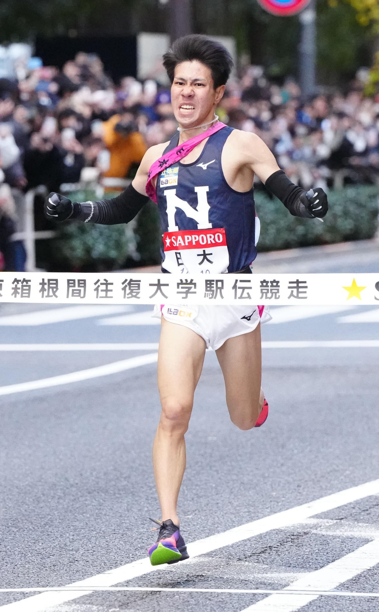 箱根駅伝総合10位でゴールする日大10区大仲（撮影・江口和貴）
