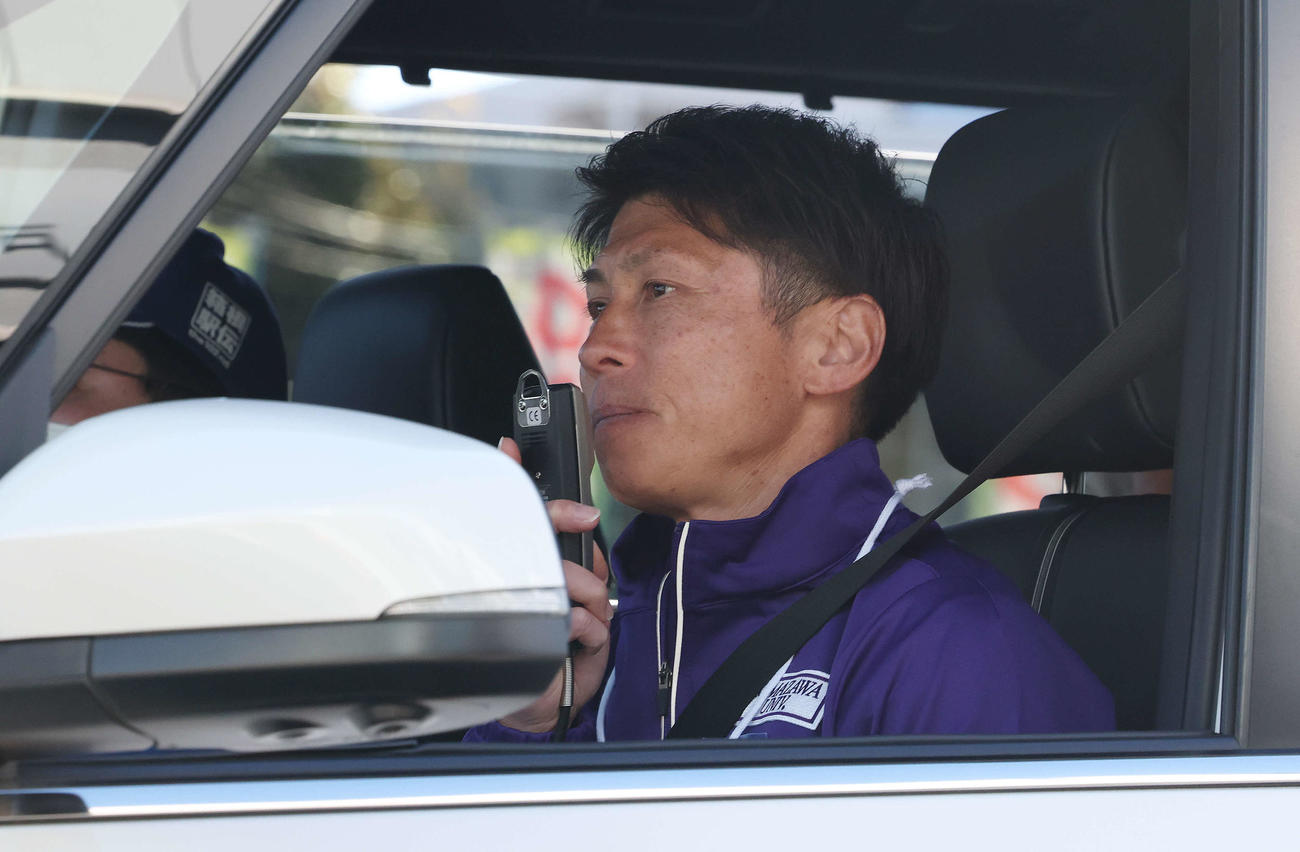 戸塚中継所で声をかける駒大・藤田監督（撮影・宮地輝）