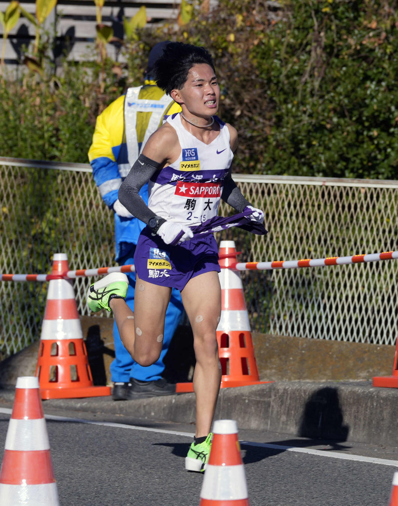 平塚中継所に向かう駒大7区谷中（撮影・小島史椰）