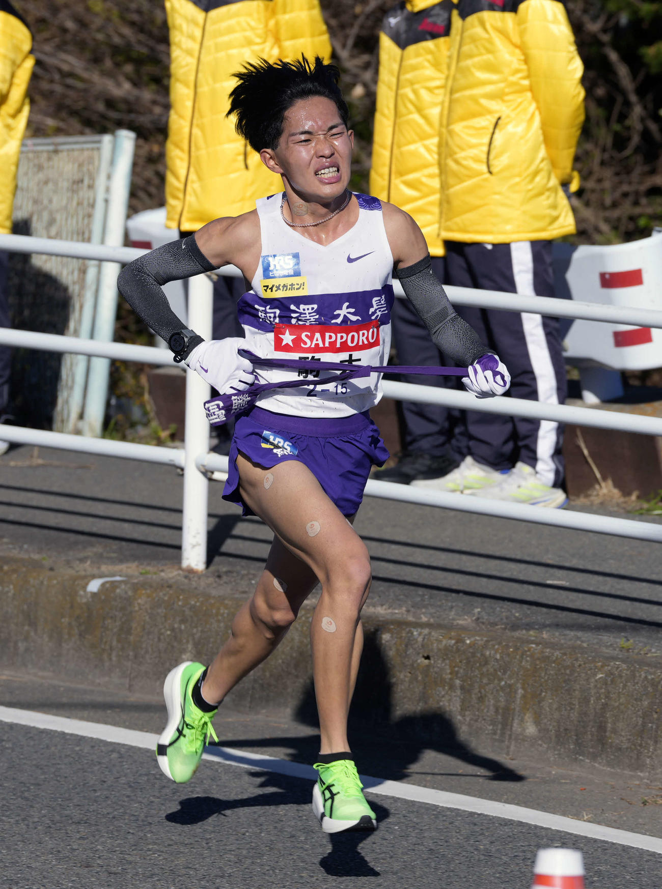 平塚中継所に向かう駒大7区谷中（撮影・小島史椰）