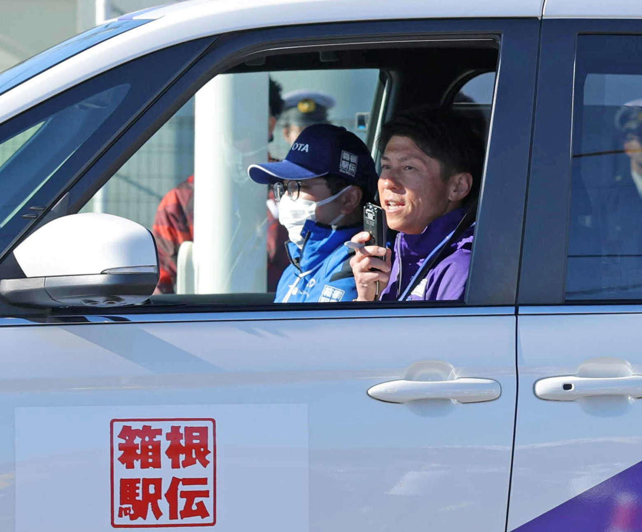 車内から選手に声をかける駒大・藤田監督（代表撮影）