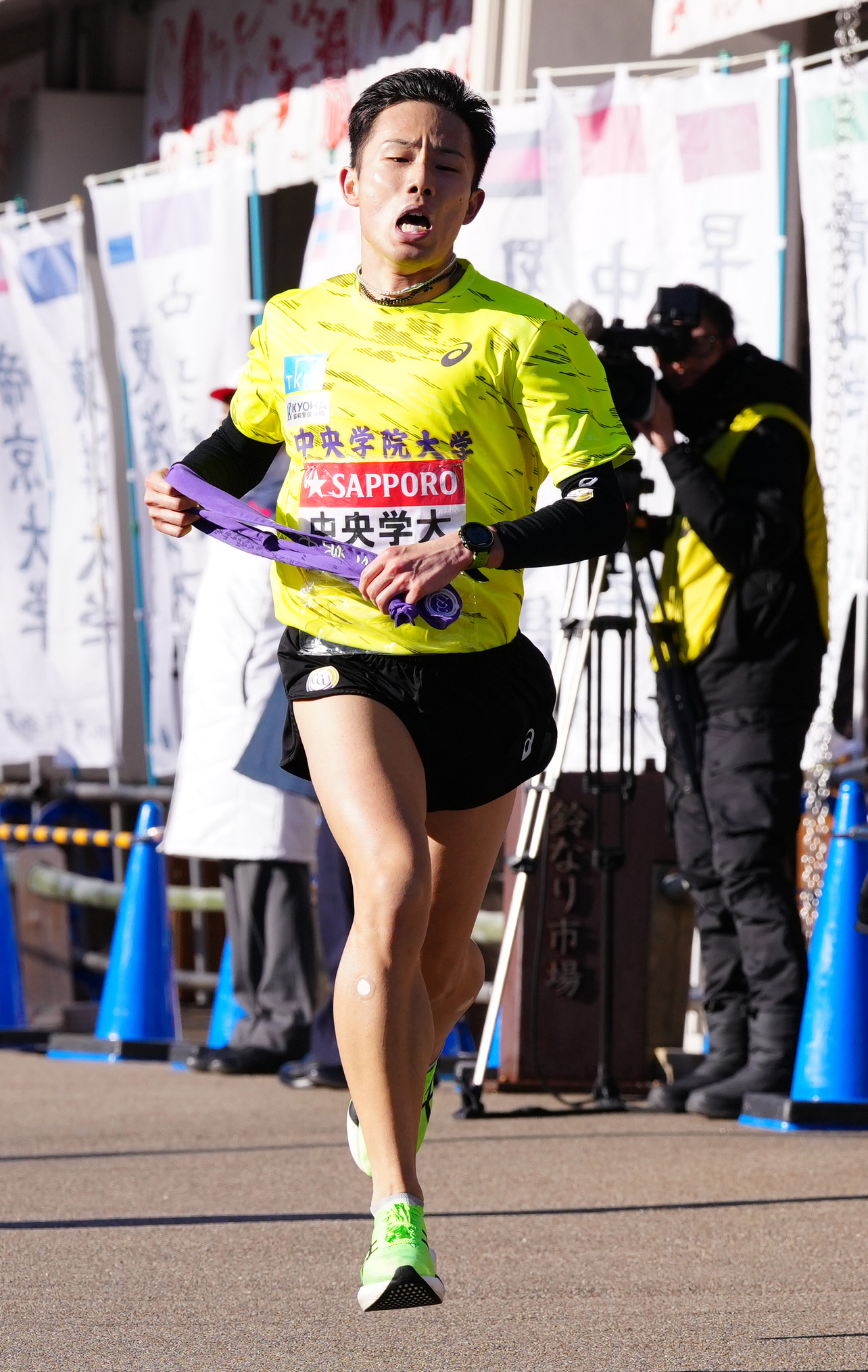 小田原中継所に到着した中央学院大6区小松（撮影・鈴木みどり）