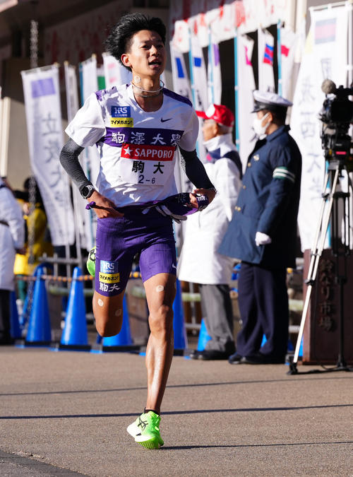 小田原中継所に到着した駒大6区伊藤（撮影・鈴木みどり）