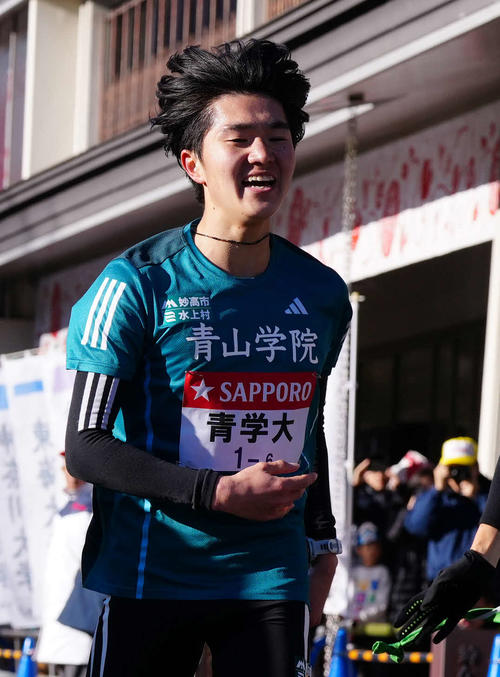 小田原中継所で7区佐藤にたすきを渡す青学大6区石川（撮影・鈴木みどり）