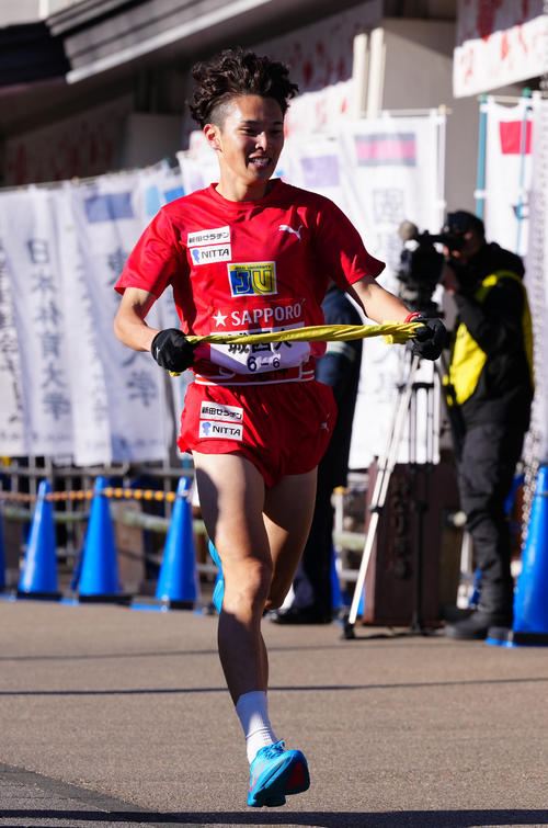 小田原中継所に到着した城西大6区大沼（撮影・鈴木みどり）
