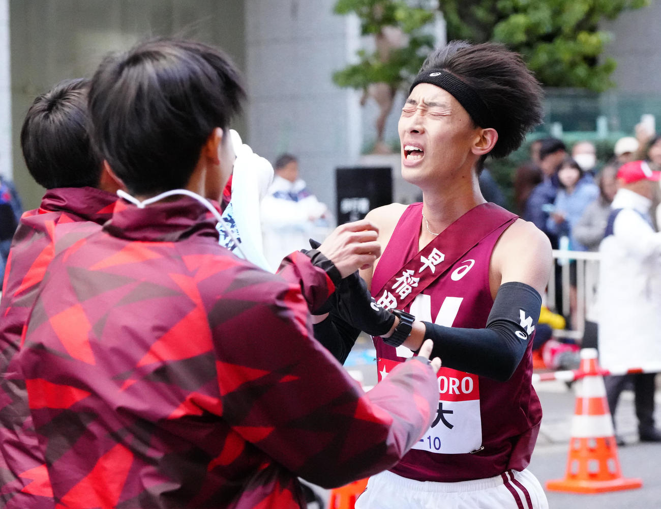 箱根駅伝総合4位でゴールする早大10区瀬間（右）（撮影・江口和貴）