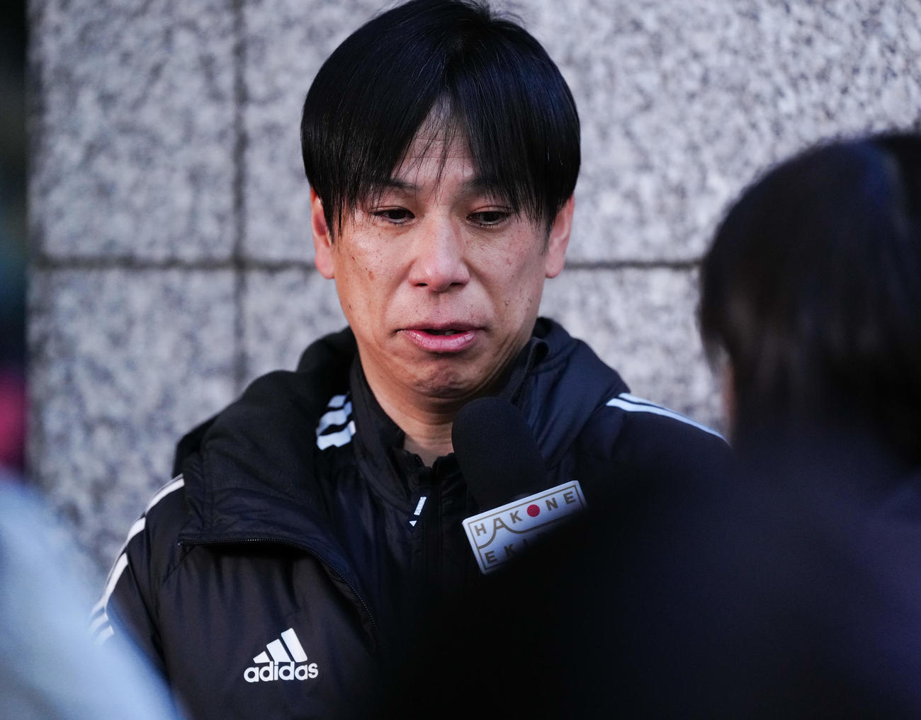取材に応じる国学院大・前田監督（撮影・鈴木みどり）