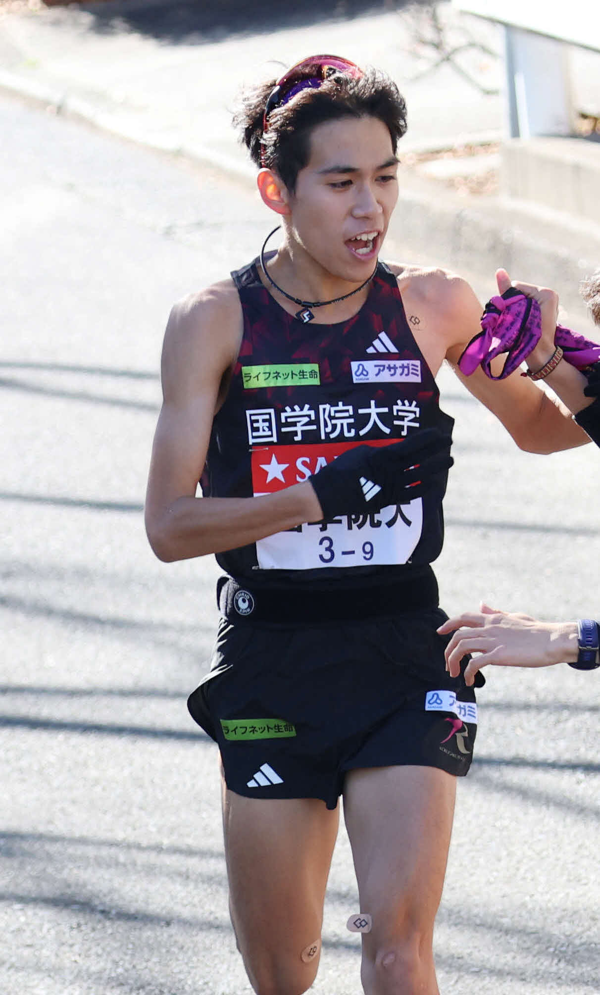 鶴見中継所で10区尾熊にタスキリレーをする国学院大9区野田（撮影・増田悦実）