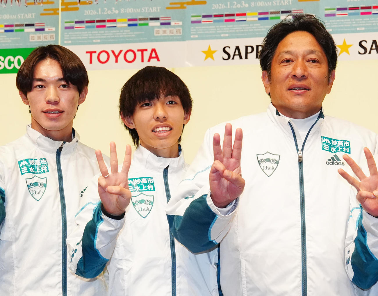 箱根駅伝総合優勝し写真に納まる青学大の選手たち。左から平松、黒田、原監督（撮影・江口和貴）