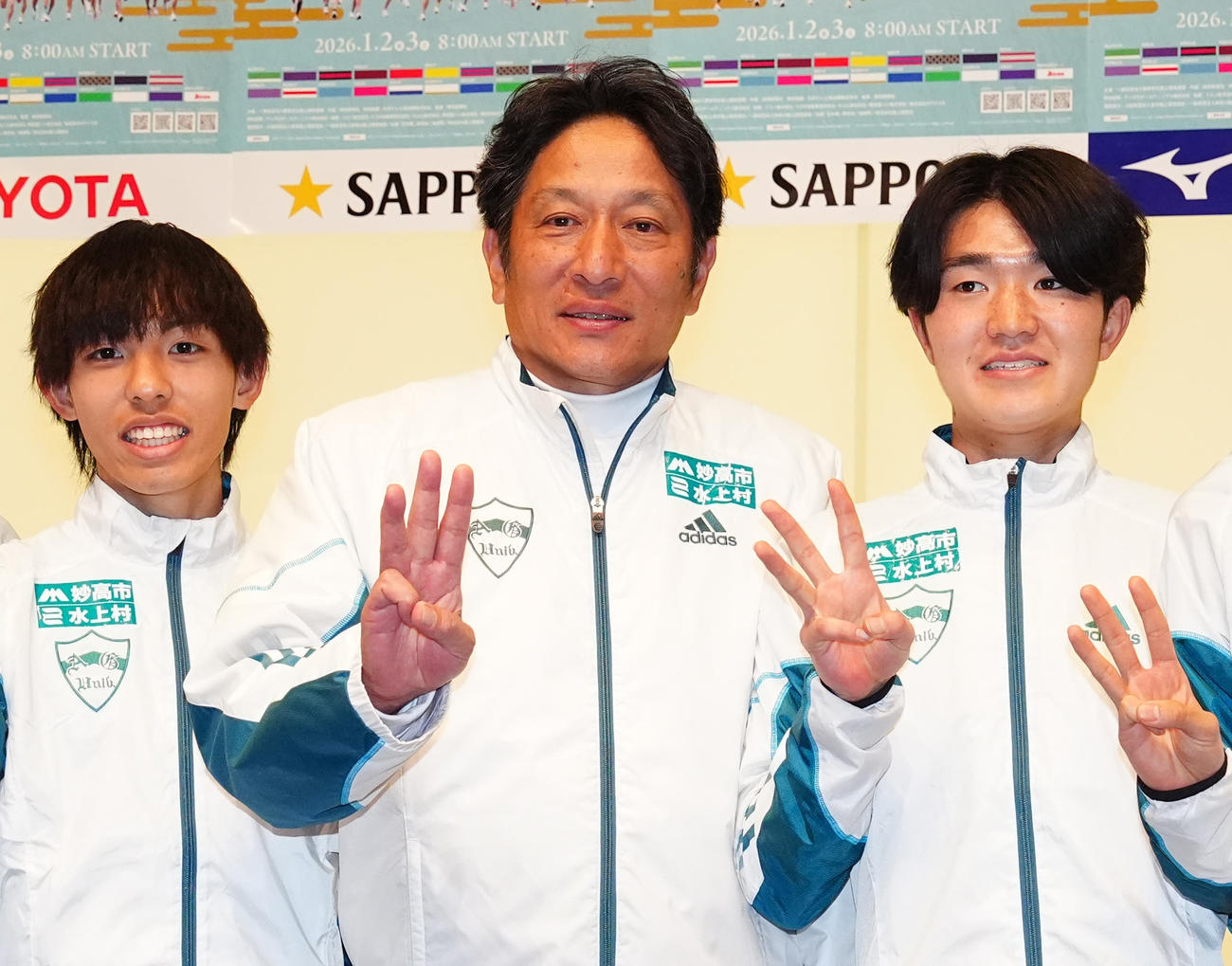 箱根駅伝総合優勝し写真に納まる青学大の選手たち。左から黒田、原監督、石川（撮影・江口和貴）