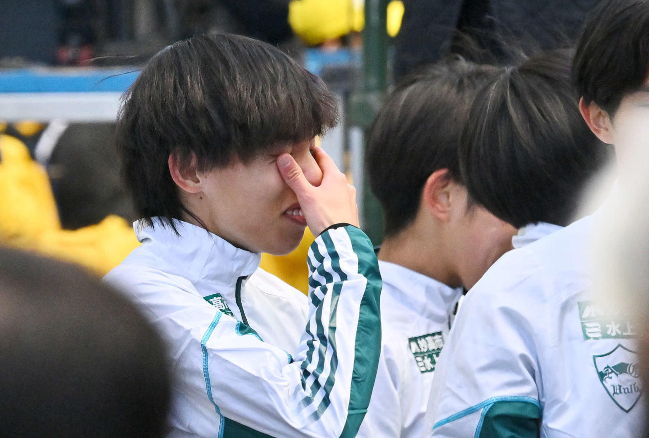 総合優勝を決め涙を流す青学大・黒田（撮影・滝沢徹郎）