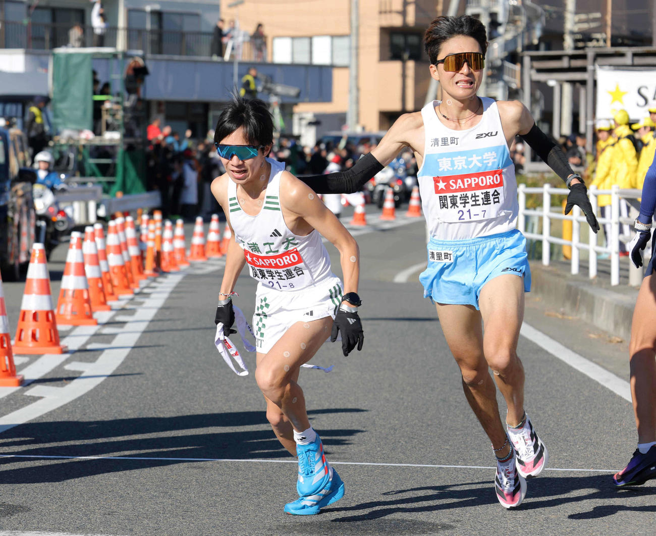 7区秋吉（右）からたすきを受け取る関東学生連合8区横尾（代表撮影）