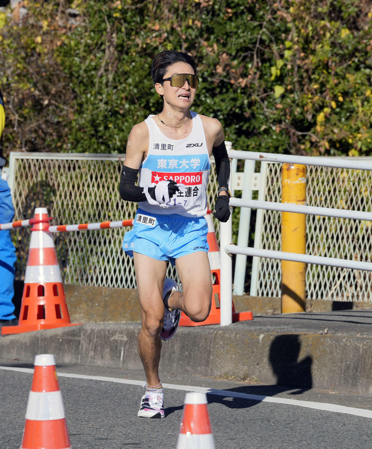 平塚中継所に向かう関東学生連合7区東大・秋吉（撮影・小島史椰）