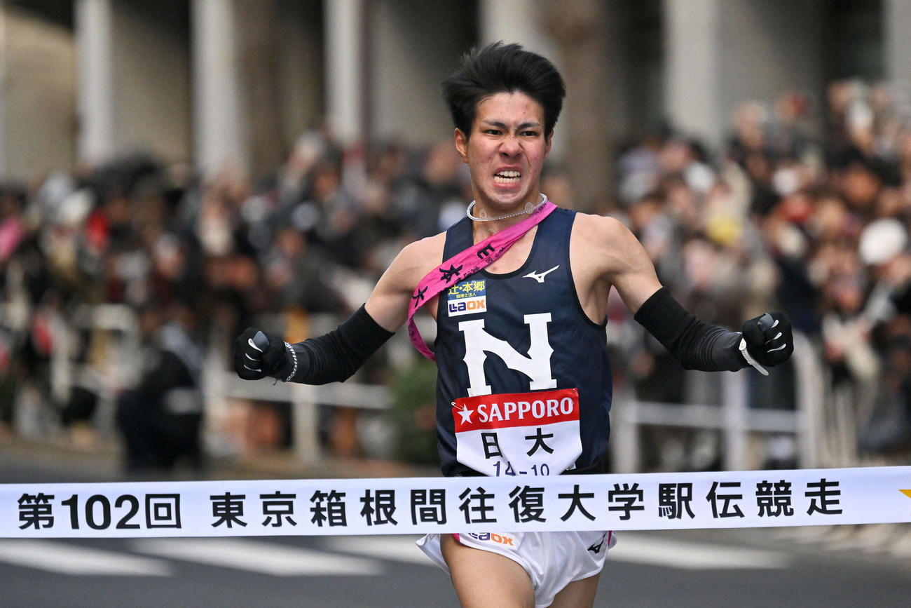 総合10位でゴールしガッツポーズする日大10区大仲（撮影・滝沢徹郎）