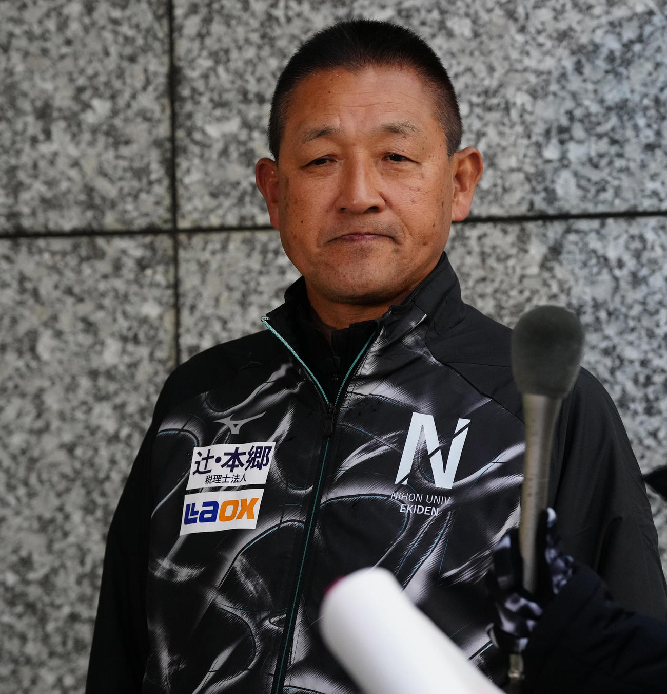 取材に応じる日大・新監督（撮影・鈴木みどり）