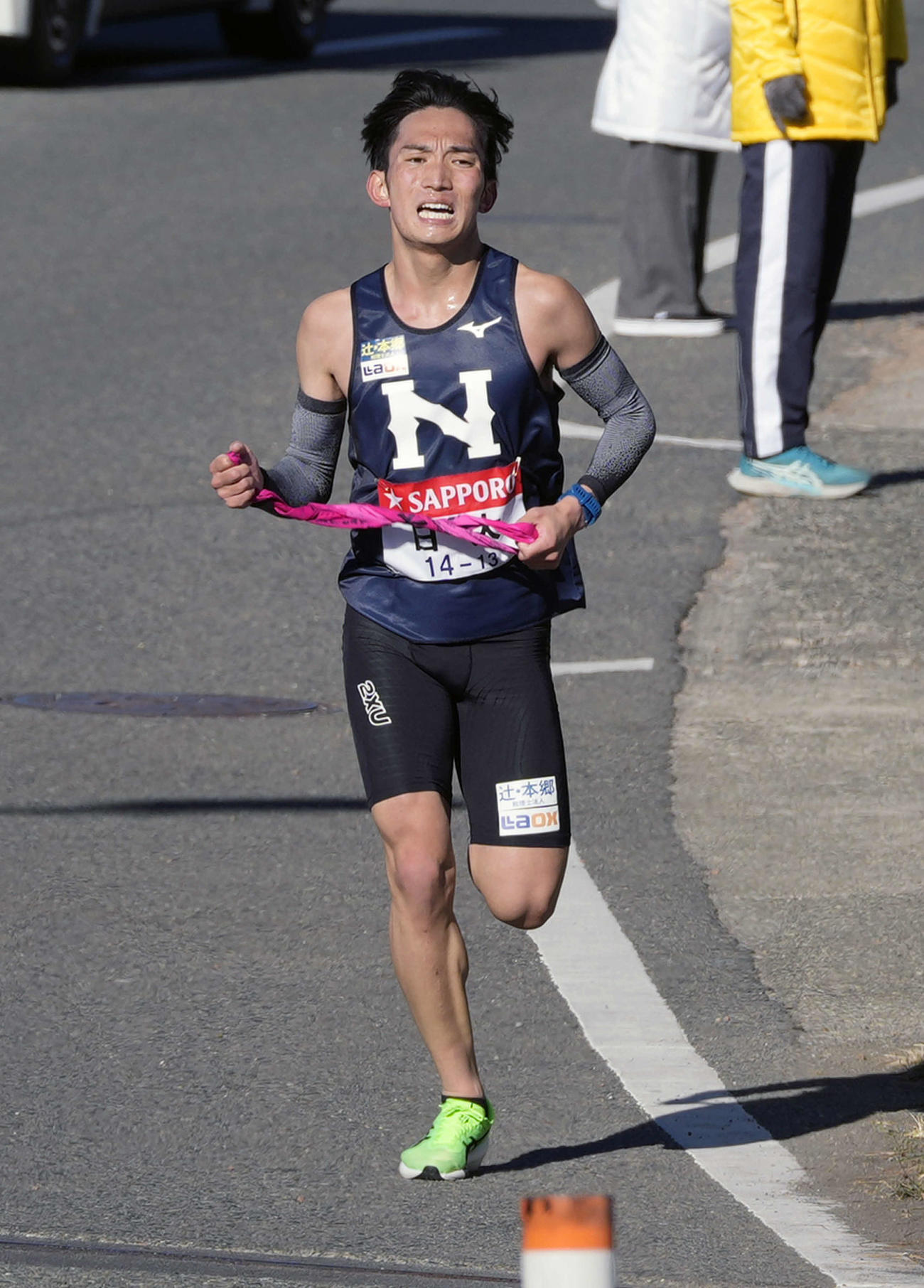 平塚中継所に向かう日大7区天野（撮影・小島史椰）