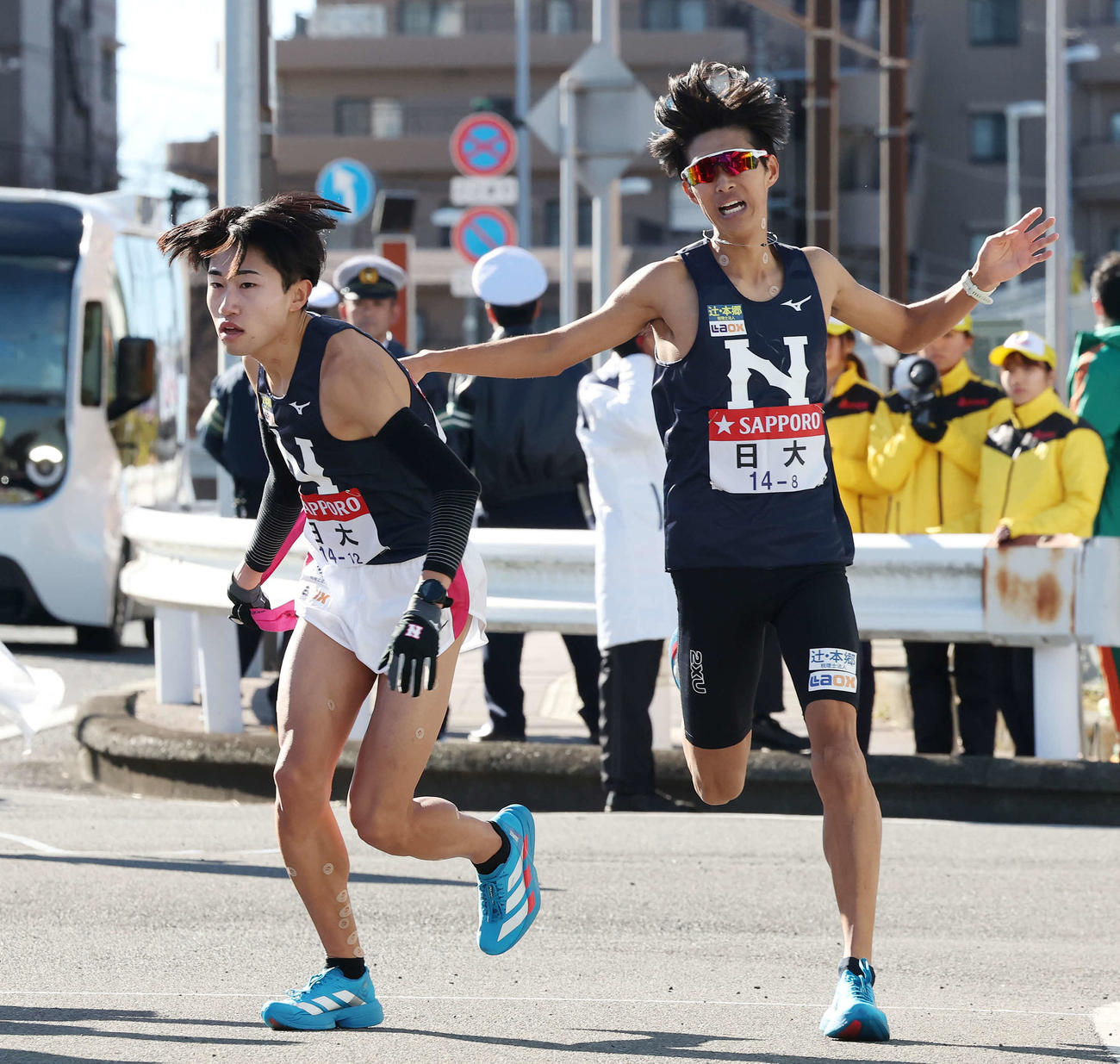戸塚中継所で日大8区山口（右）は9区中沢にタスキをつなぐ（撮影・宮地輝）