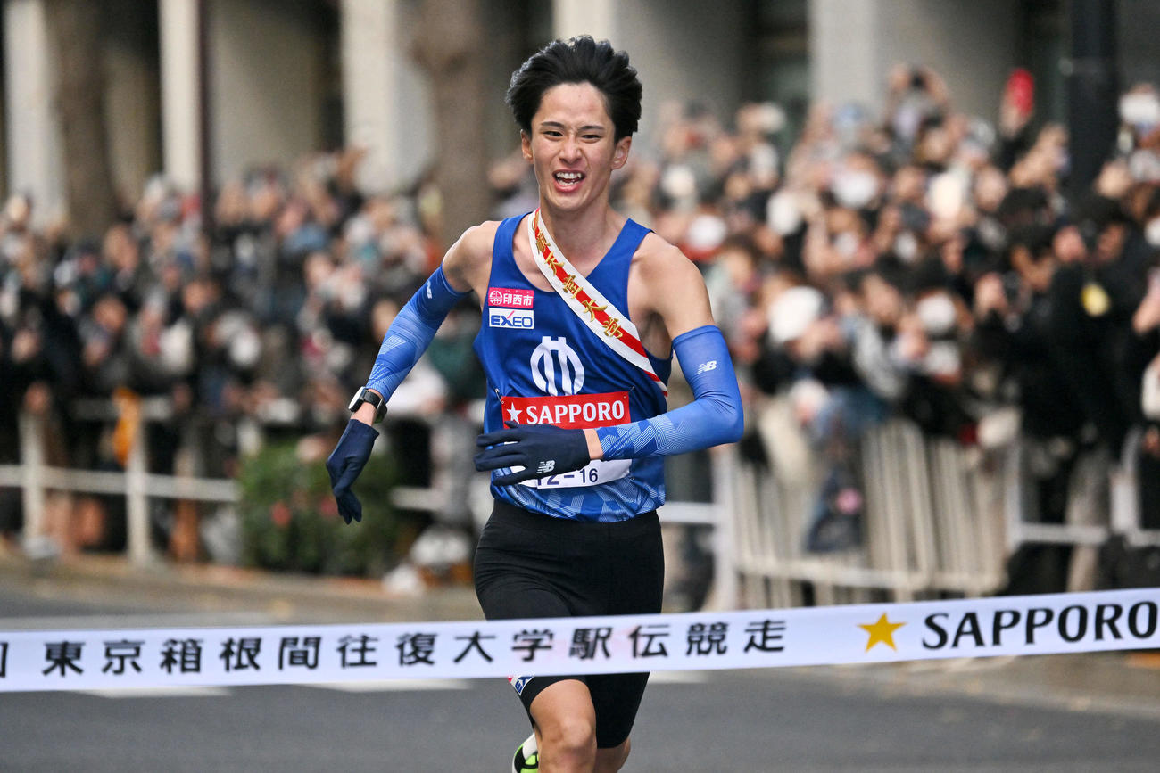 総合2位でゴールする順大10区山本（撮影・滝沢徹郎）
