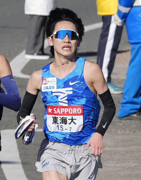 競り合う東海大7区鈴木（撮影・小島史椰）