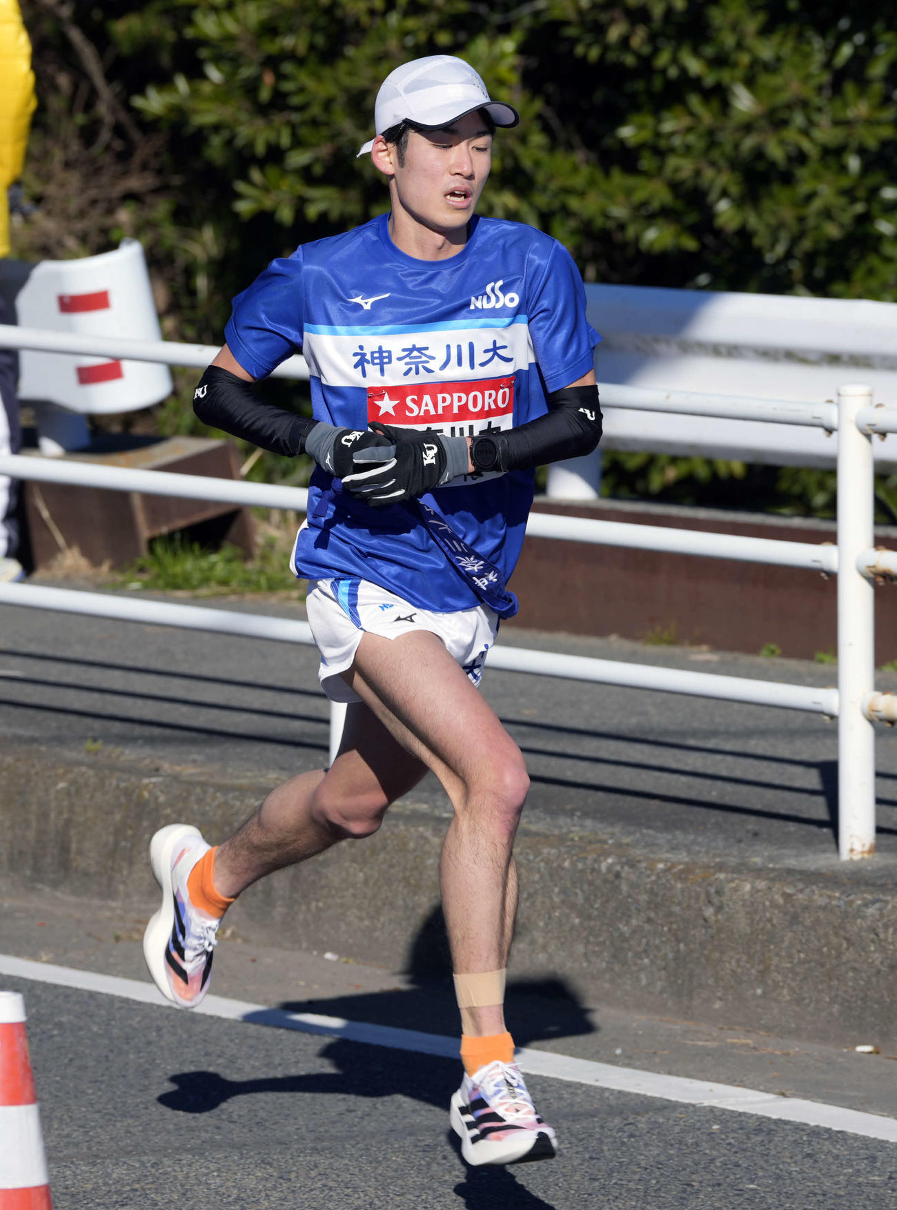 平塚中継所に向かう神奈川大7区滝本（撮影・小島史椰）