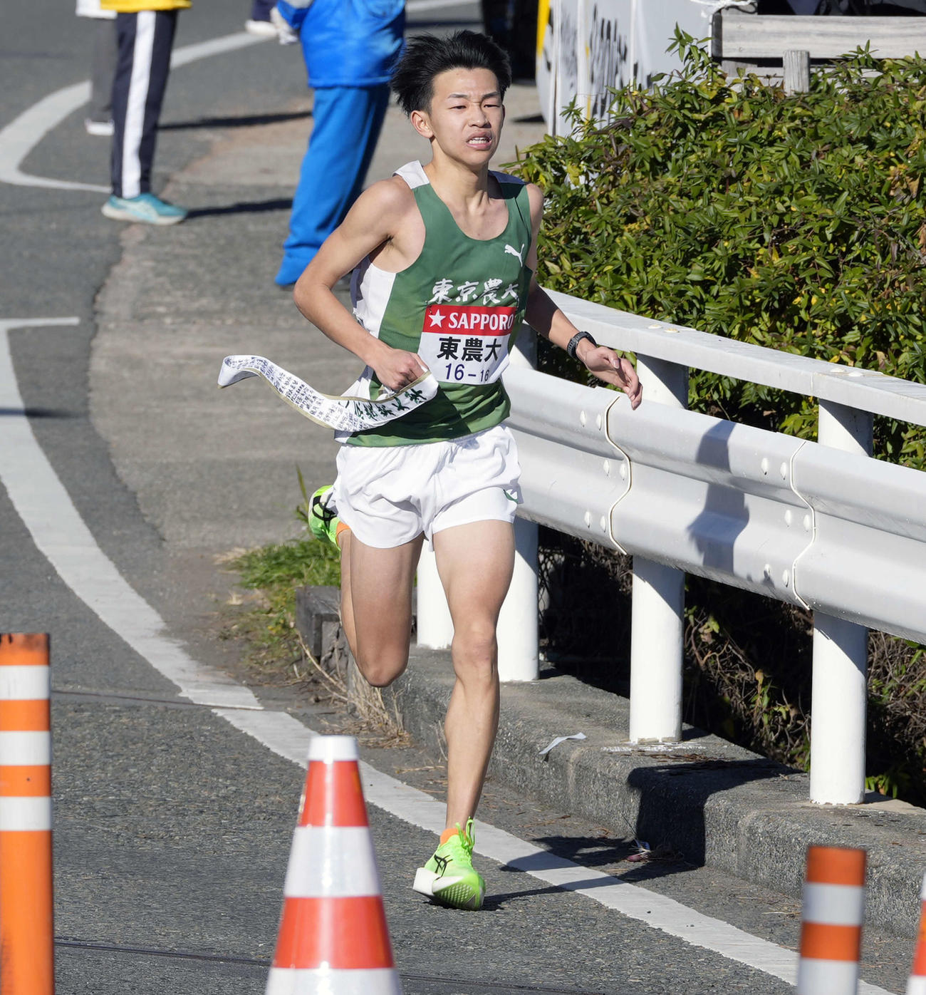 平塚中継所に向かう東農大7区内田（撮影・小島史椰）
