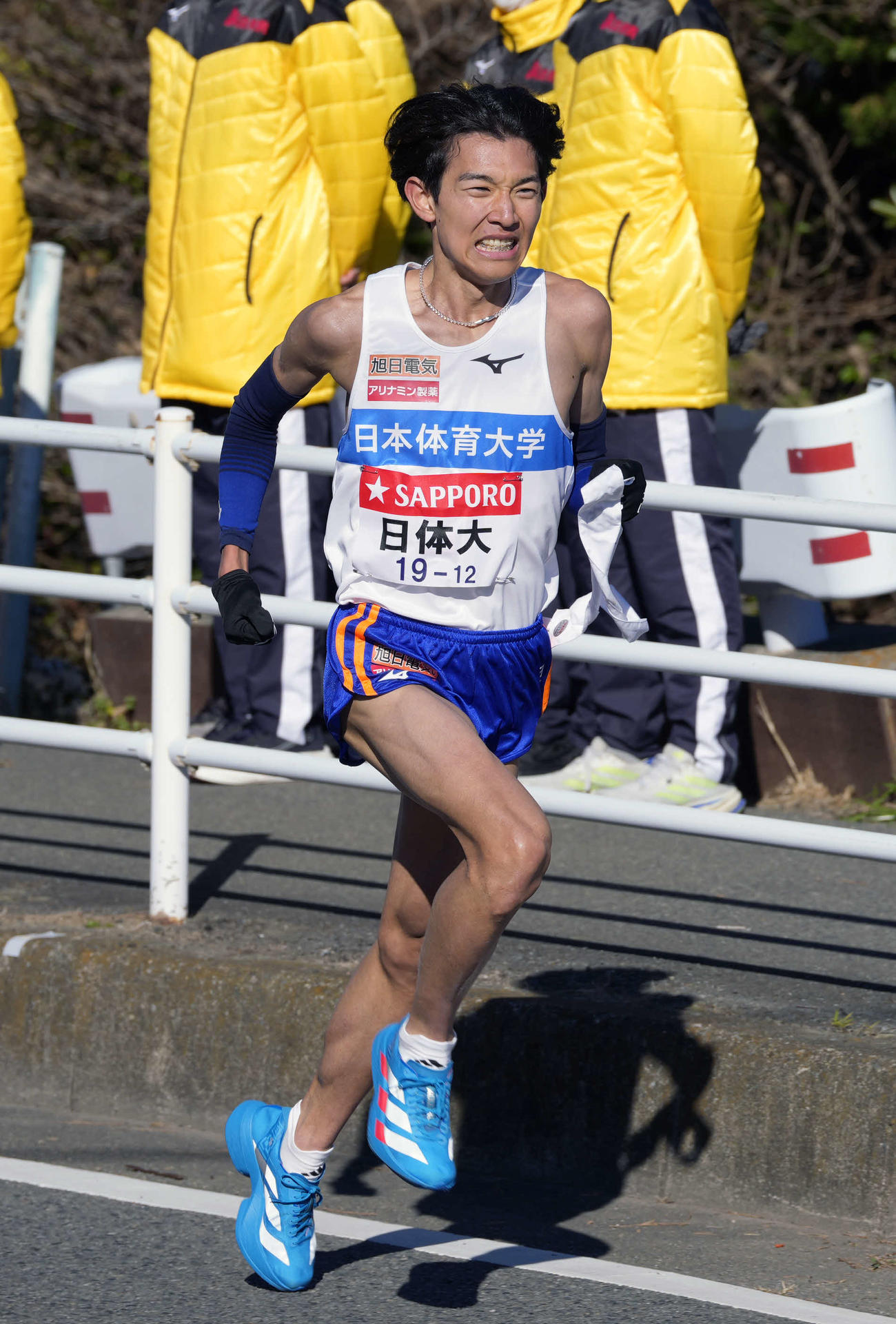 平塚中継所に向かう日体大7区二村（撮影・小島史椰）