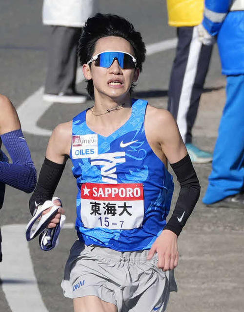 競り合う東海大7区鈴木（撮影・小島史椰）