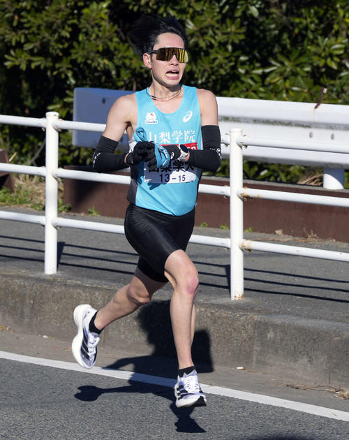 平塚中継所に向かう山梨学院大7区大杉（撮影・小島史椰）