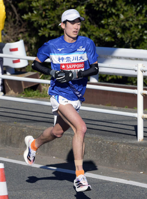平塚中継所に向かう神奈川大7区滝本（撮影・小島史椰）