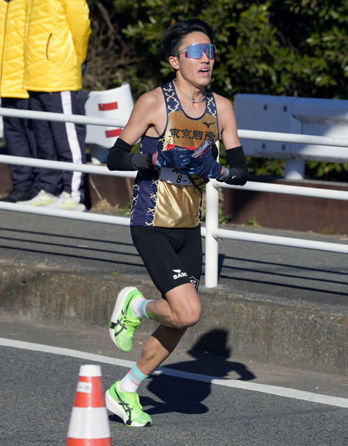 平塚中継所に向かう東京国際大7区大村（撮影・小島史椰）