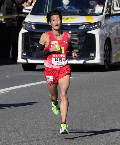 平塚中継所に向かう城西大7区山中（撮影・小島史椰）