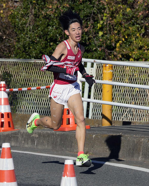 平塚中継所に向かう帝京大7区柴戸（撮影・小島史椰）